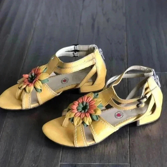 Bussola Leather Strappy Sandal,Flower design, Back Zip Close,buckle,Comfort sole - Picture 2 of 5
